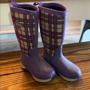 Size 11 kids muck boots